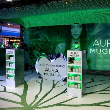 Aura Mugler, frescura exótica en el aeropuerto (TIC-THE IMAGE COMPANY)
